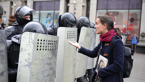 Didžiuliai protestai ir juos stebintys milicininkai Minske