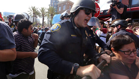 Protestai prie&scaron; Donaldą Trumpą San Diege