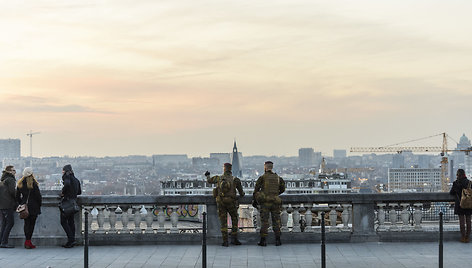 Belgų kariai stovi apžvalgos aikštelėje, kuri dažnai lankoma turistų. Molenbekas driekiasi horizonto dešinėje. Po daugiau nei metų patruliavimo matomas karių nuobodulys. Gatvė apačioje anksčiau taip pat buvo apgyvendinta menininkų  ir imigrantų, kol jų neišstūmė gentrifikacija