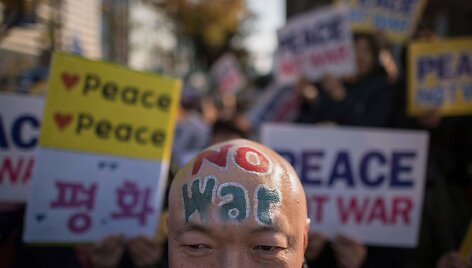 Pietų Korėjoje tūkstančiai žmonių i&scaron;ėjo protestuoti prie&scaron; D.Trumpo vizitą