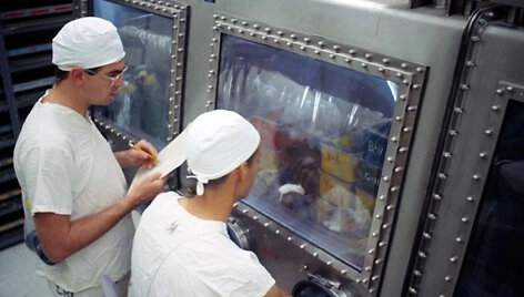 NASA technikai tikrina peles, kurioms su&scaron;virk&scaron;ta Mėnulio dulkių