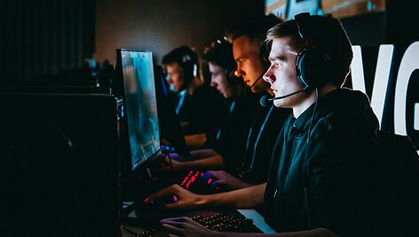 Esportininkai kaunasi CS:GO mū&scaron;io lauke