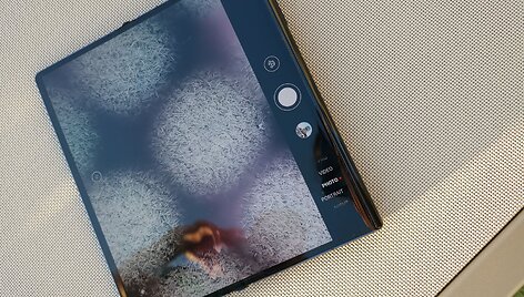 "Huawei Mate Xs" perlenkiamas i&scaron;manusis telefonas