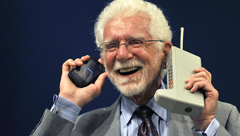 Pirmojo pasaulyje mobiliojo telefono išradėju tituluojamas Martinas Cooperis su revoliuciniu „Motorola DynaTAC 8000X“ telefonu