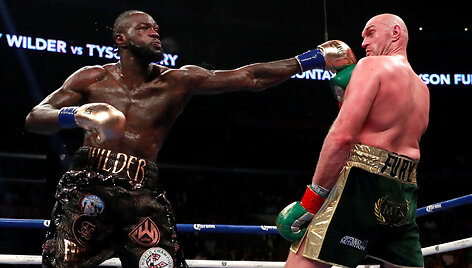 Tysonas Fury ir Deontay Wilderis kovojo ringe &ndash;  mačas baigėsi lygosiomis.