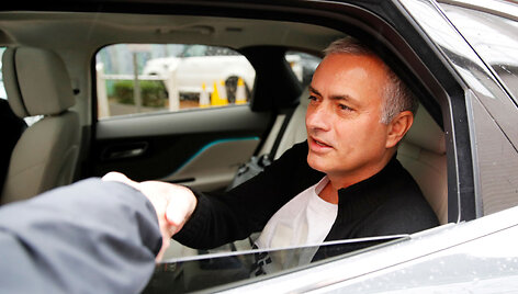 Antradienį atleistas Jose Mourinho palieka savo apartamentus Mančesteryje.
