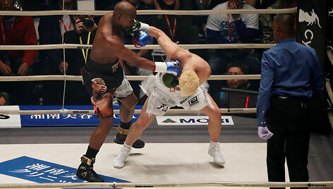 Floydas Mayweatheris įveikė Tenshiną Nasukawą Tokijuje jau pirmajame raunde.