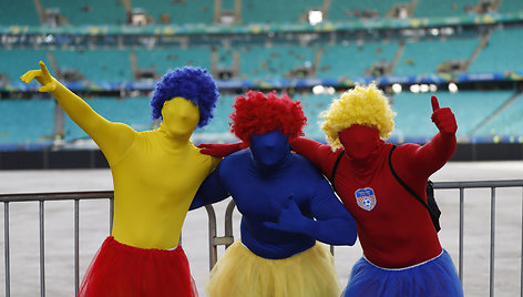 „Copa America“ čempionate savo komandas palaiko ryškūs futbolo sirgaliai.