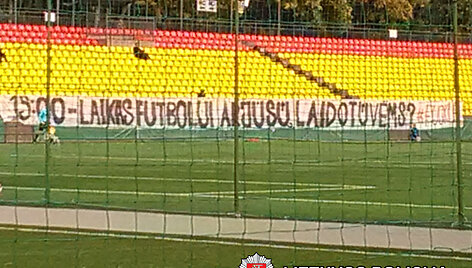 Neparankiu rungtynių laiku pasipiktinę sirgaliai buvo i&scaron;kėlę &scaron;į plakatą.
