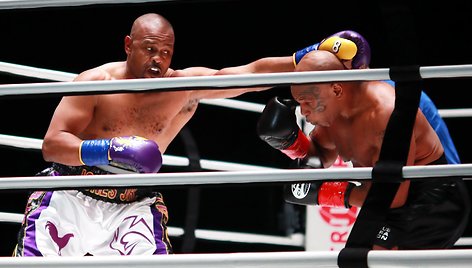 Mike'as Tysonas ir Roy Jonesas Jr. susigrūmė Los Anželo „Staples Center“ arenoje.