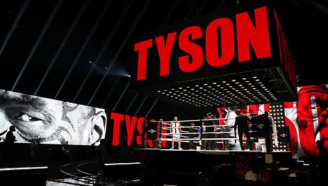 Mike'as Tysonas ir Roy Jonesas Jr. susigrūmė Los Anželo „Staples Center“ arenoje.