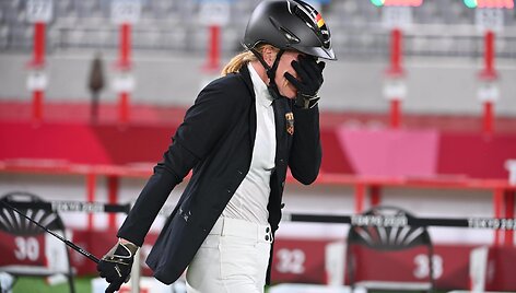 Annika Schleu pirmavo penkiakovės varžybose, bet jos viltys dužo ant žirgo.