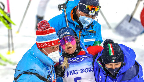 Ingrid Landmark Tandrevold susmuko biatlono varžybų fini&scaron;e.