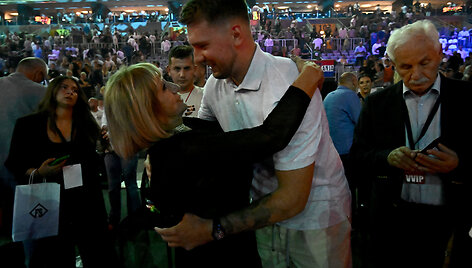 Zagrebe vyko renginys Draženo Petrovičiaus atminimui. Luka Dončičius ir Draženo Petrovičiaus mama.