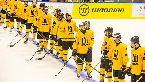 Nuotraukoje &ndash; svečiai prie čempionato fotosienelės prie&scaron; Lietuvos ir Prancūzijos rungtynes. Lietuvos ledo ritulio jaunimo (u18) rinktinė.