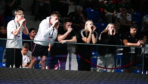 Rūta Meilutytė ir kiti Lietuvos plaukikai palaikė bendražygius.