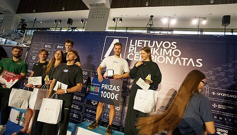 Lietuvos plaukimo rinktinės treneris Paulius Povilionis (kairėje) vertino geriausius varžybų plaukikus.