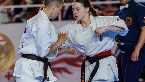 Justyna Vabalis (de&scaron;inėje)