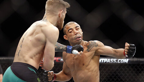 Jose Aldo (de&scaron;inėje) yra patyręs skaudų Conoro McGregoro smūgį.