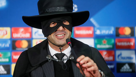 Donecko „Šachter“ treneris Paulo Fonseca po pergalės persirengė Zorro.