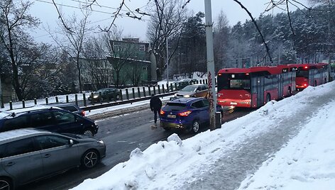 Dėl sudėtingų eismo sąlygų Vilniuje, Žvėryne sutriko eismas