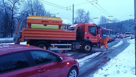 Dėl sudėtingų eismo sąlygų Vilniuje, Žvėryne sutriko eismas