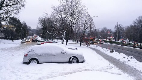 Dėl sudėtingų eismo sąlygų Vilniuje, Žvėryne sutriko eismas