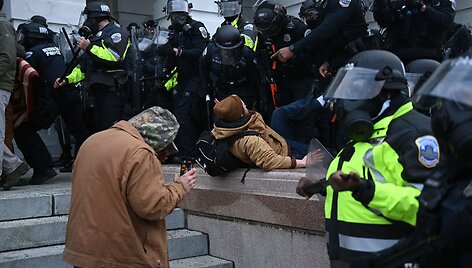 D.Trumpo rėmėjai susigrūmė su pareigūnais