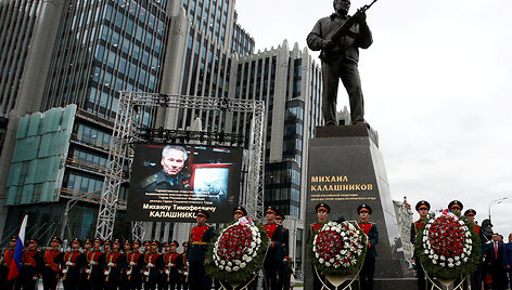 Maskvoje atidengtas paminklas ginklų konstruktoriui Kalašnikovui