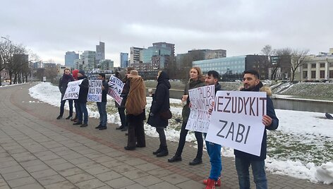 Spektaklio &bdquo;Dreamland&ldquo; kūrybinės komandos piketas prie Lietuvos Vyriausiojo administracinio teismo