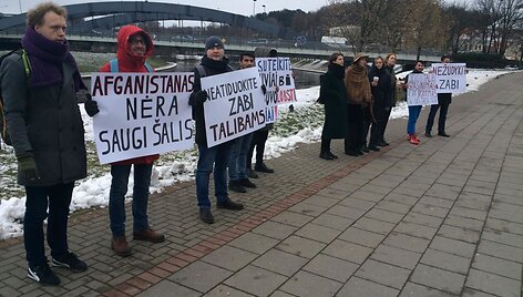 Spektaklio &bdquo;Dreamland&ldquo; kūrybinės komandos piketas prie Lietuvos Vyriausiojo administracinio teismo