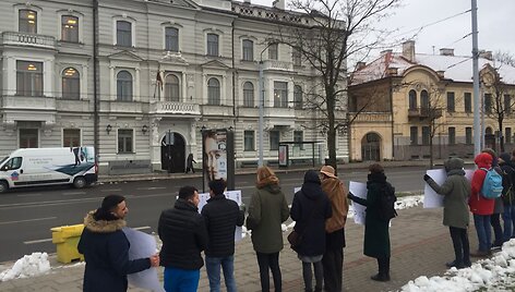 Spektaklio &bdquo;Dreamland&ldquo; kūrybinės komandos piketas prie Lietuvos Vyriausiojo administracinio teismo