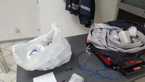 Kartu su prancūzų kolegomis, muitinės kriminalistai likvidavo gerai užsimaskavusių narkotikų kontrabandininkų grupuotę