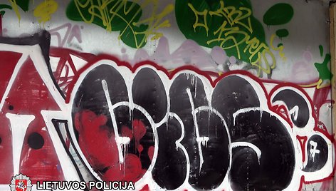 Vilniaus policija sulaikė legendinį grafiti piešėją Solomoną, iš viso įkliuvo 13 asmenų