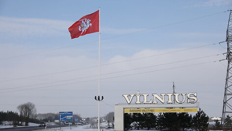 Nuo &scaron;iol prie įvažiavimų į Vilnių plevėsuos Vyčio vėliavos