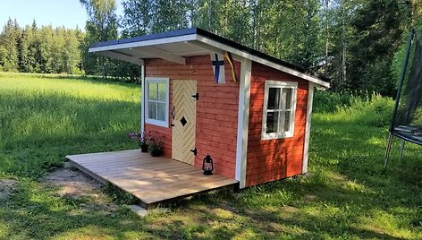 Kristinos ir jos &scaron;eimos statytas žaidimų namelis dukroms