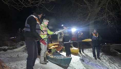 Marija Šilinskytė su VU žygeivių klubu leidosi į žygį baidarėmis