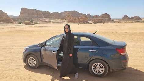 Aistė prie automobilio Saudo Arabijos dykumoje