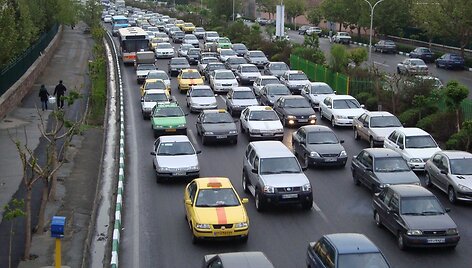 Keturiose kelio juostose telpa penkios juostos automobilių