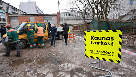 Kaune demontuojamas neteisėtai stovintis metalinis garažas