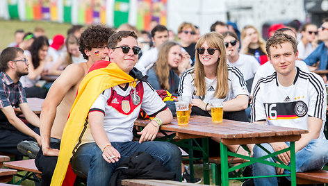 Futbolo fanų zona prie Baltojo tilto