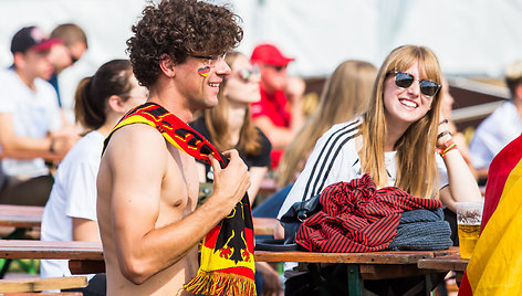 Futbolo fanų zona prie Baltojo tilto