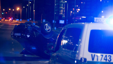 Naktį Pilaitės prospekte apsivertė automobilis