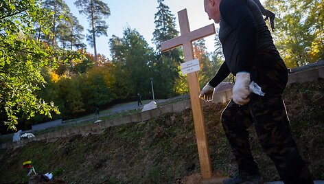 Antakalnio kapinėse ruo&scaron;iamasi Adolfo Ramanausko-Vanago laidotuvėms