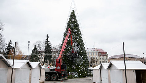 Puošiama Kalėdinė Vilniaus eglė