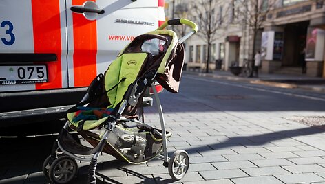 Vyras automobiliu perėjoje partrenkė dvi moteris su vaikais