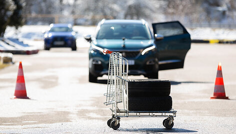 Avarinio automobilių stabdymo funkcijos bandymai