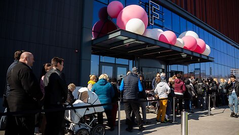 Žmonės laukiantys Rygos &bdquo;Akropolio&ldquo; atidarymo