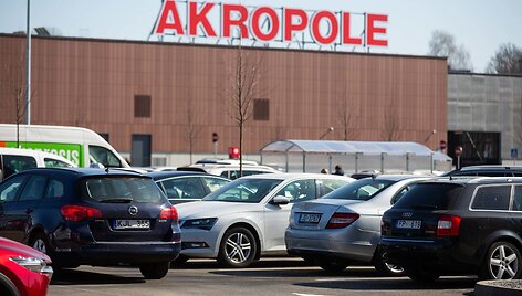 Pilnutėlė Rygos &bdquo;Akropolio&ldquo; automobilių stovėjimo aik&scaron;telė