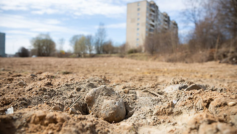 Sutvarkyta nugriauto pastato teritorija Žirmūnuose